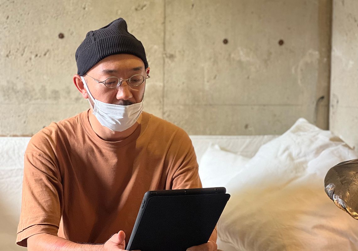 タブレットを操作するCATERPILLAR PRODUITの町田裕一様